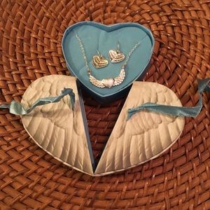 $11 SALE❤️NIB Avon Hearts a flutter Gift Heart box